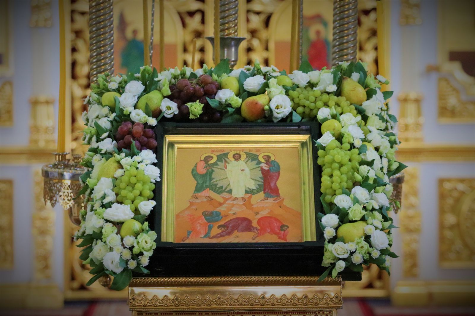 В канун праздника Преображения Господня митрополит Владимир совершил всенощное бдение в Покровском соборе