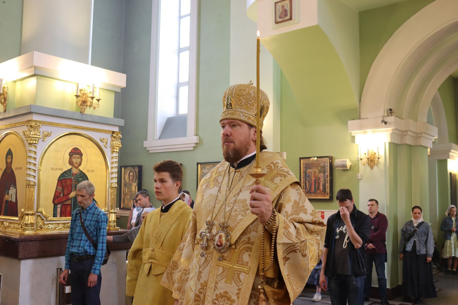 Глава Приморской митрополии возглавил всенощное бдение в Покровском соборе