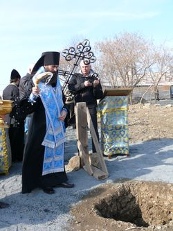 Фото. Владивосток. Епископ Иннокентий совершил чин освящения места под строительство храма, посвященного памяти пострадавших в годы репрессий