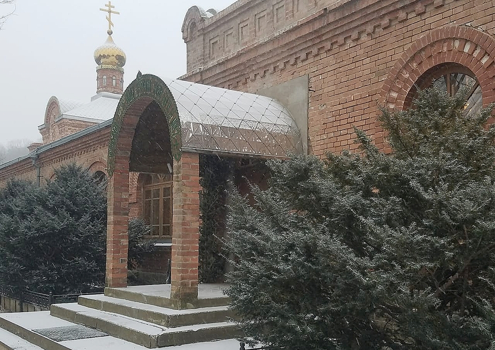 Престольный праздник в Серафимовском монастыре возглавили архипастыри Владивостокской епархии