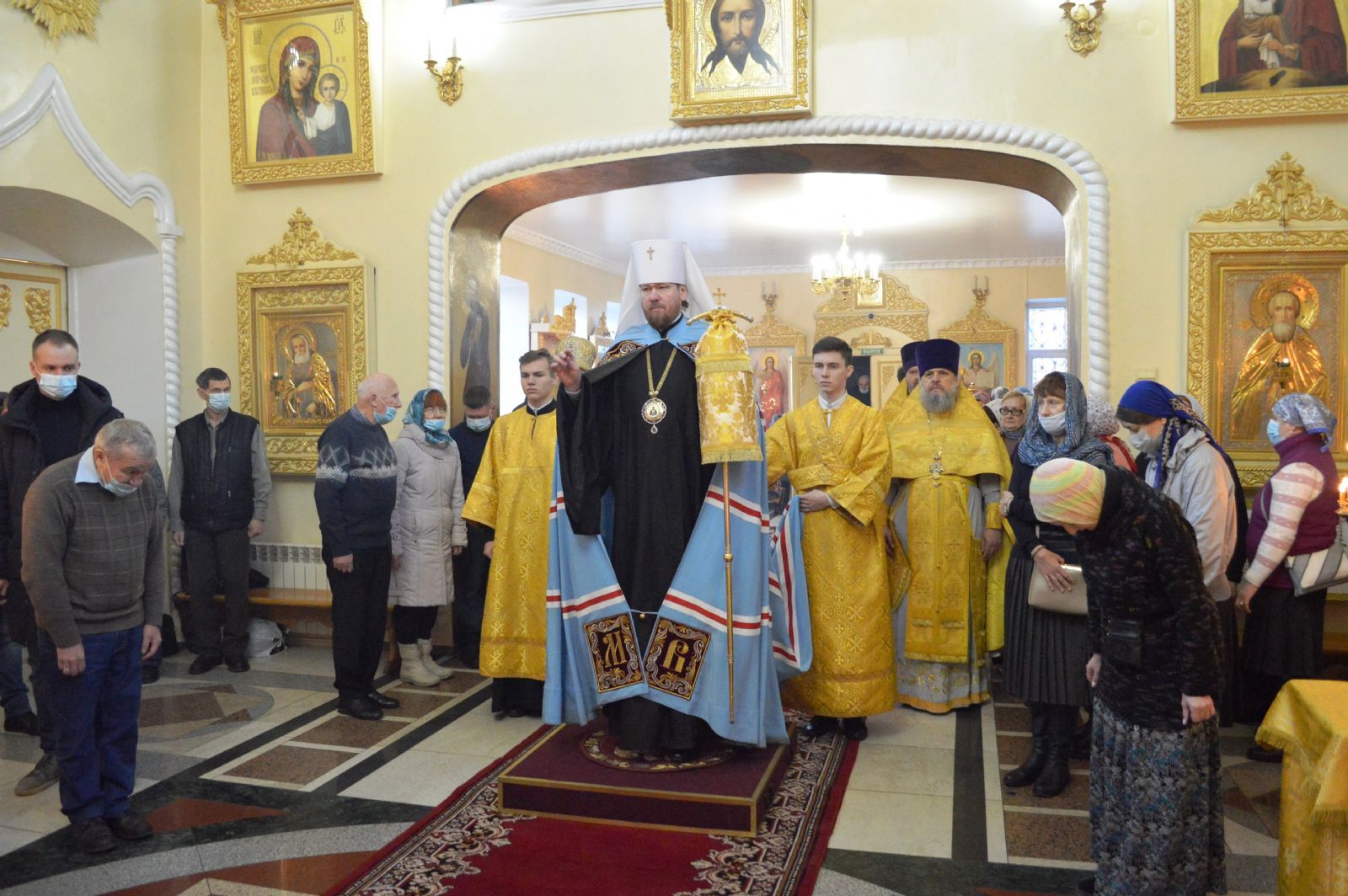 В день празднования памяти святителя Николая митрополит Владимир совершил литургию в Свято-Никольском соборе