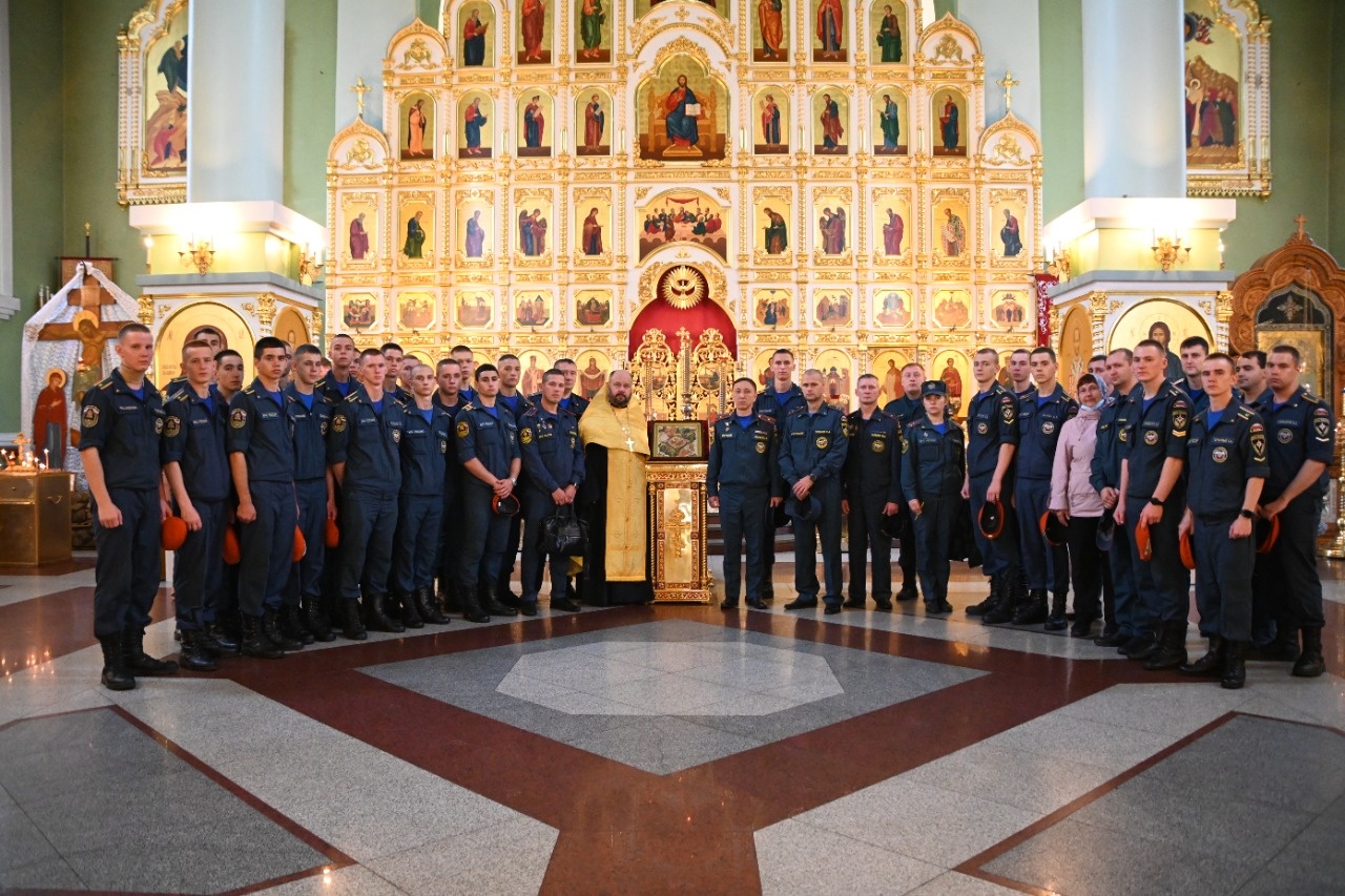 Пожарные и спасатели помолились в день празднования иконы Божией Матери "Неопалимая Купина"