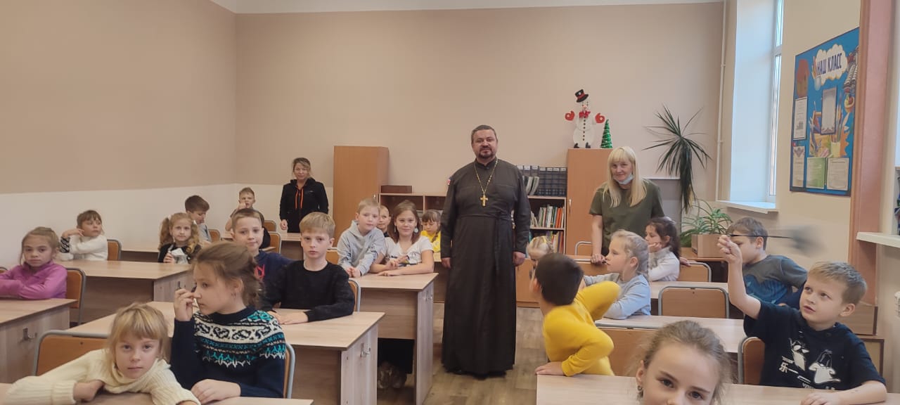 Первоклассникам рассказали о празднике Казанской иконы Божией Матери.