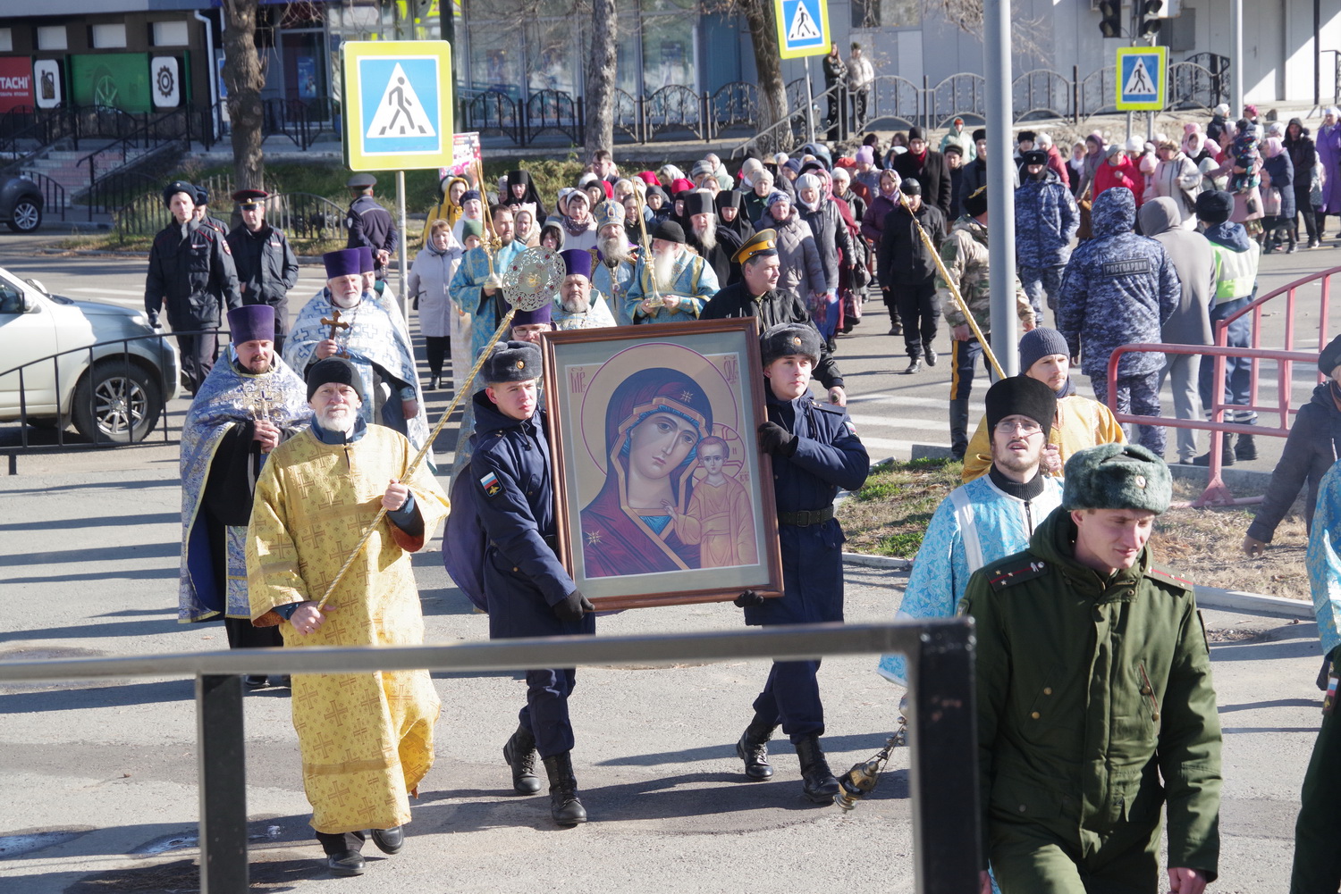 Архиерейское богослужение и Крестный ход в день Казанской иконы Божией Матери и Дня Народного единства (+ Фото + Видео)