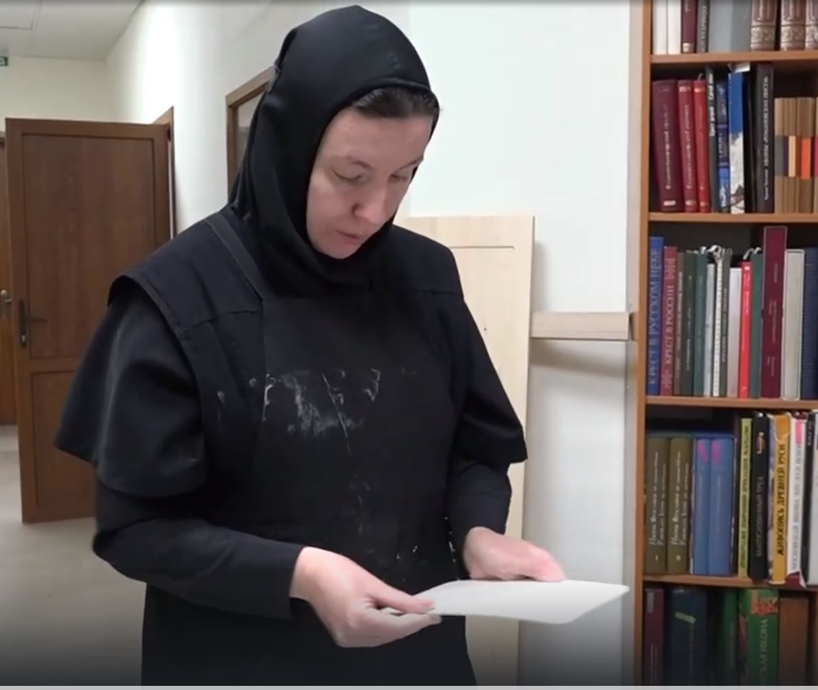 В иконописной мастерской: как иконописцы Арсеньевской епархии подготавливают дощечки к мастер-классу по иконописи (+ Видео)