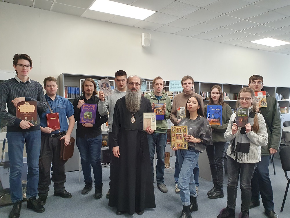 Епископ Иннокентий и студенты кафедры теологии встретили День православной книги