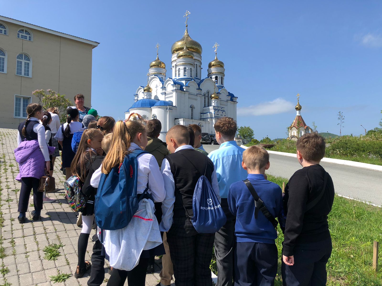 Ученики 3 класса средней школы №3 г.Находки посетили собор Казанской иконы Божией матери.
