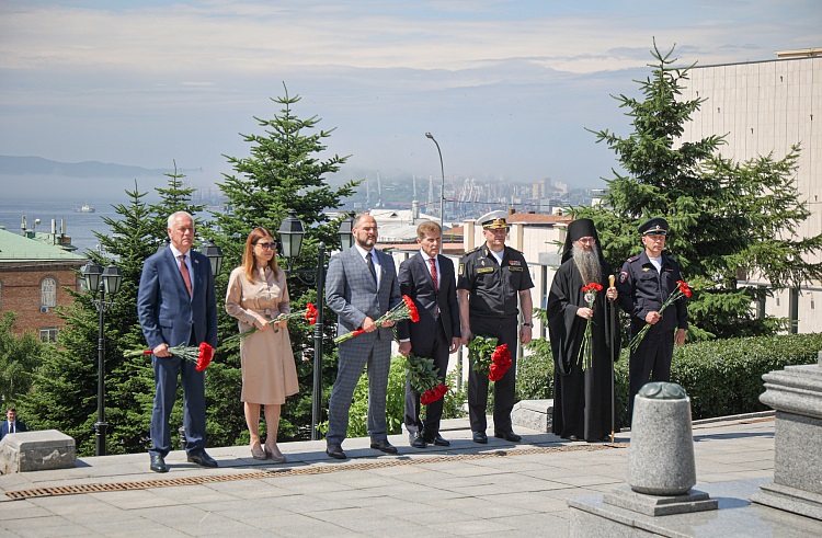 Епископ Иннокентий возложил цветы к мемориалу Муравьева-Амурского