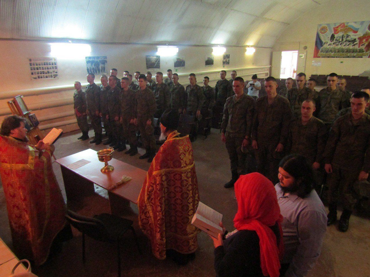 Священники совершили молебен и побеседовали с воинами войсковой части «Рассвет»