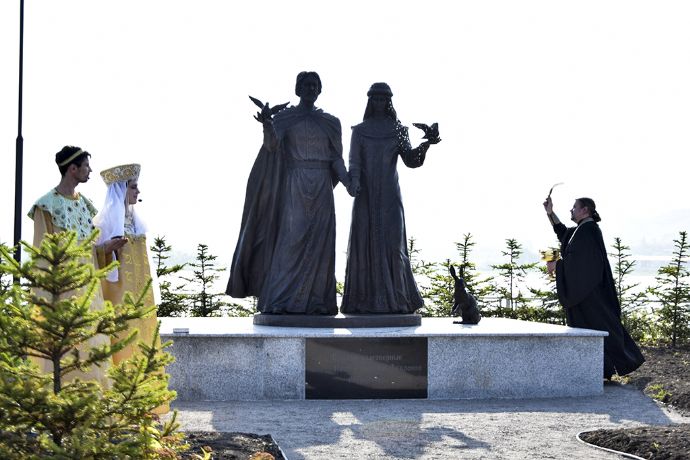 В Находке появилась скульптура Святым благоверным князю Петру и княгине Февронии Муромским.