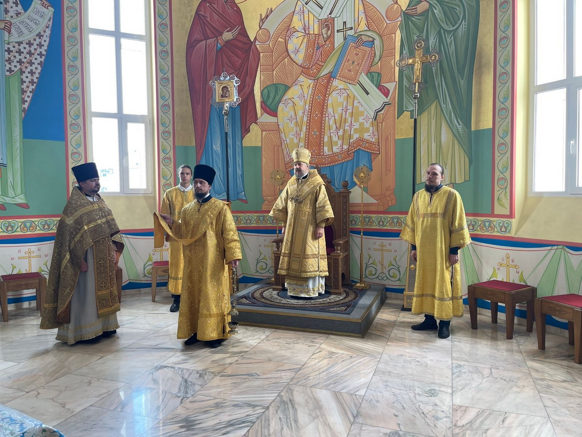 В неделю 5-ю по Пятидесятнице епископ Находкинский и Преображенский Николай совершил Божественную литургию в Казанском Кафедральном соборе г. Находки.
