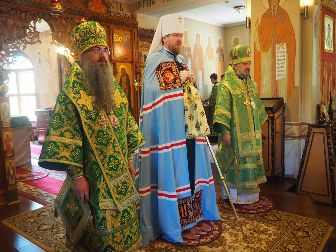 Три архипастыря Приморской митрополии совершили Божественную литургию в престольный праздник Свято-Серафимовского мужского монастыря.