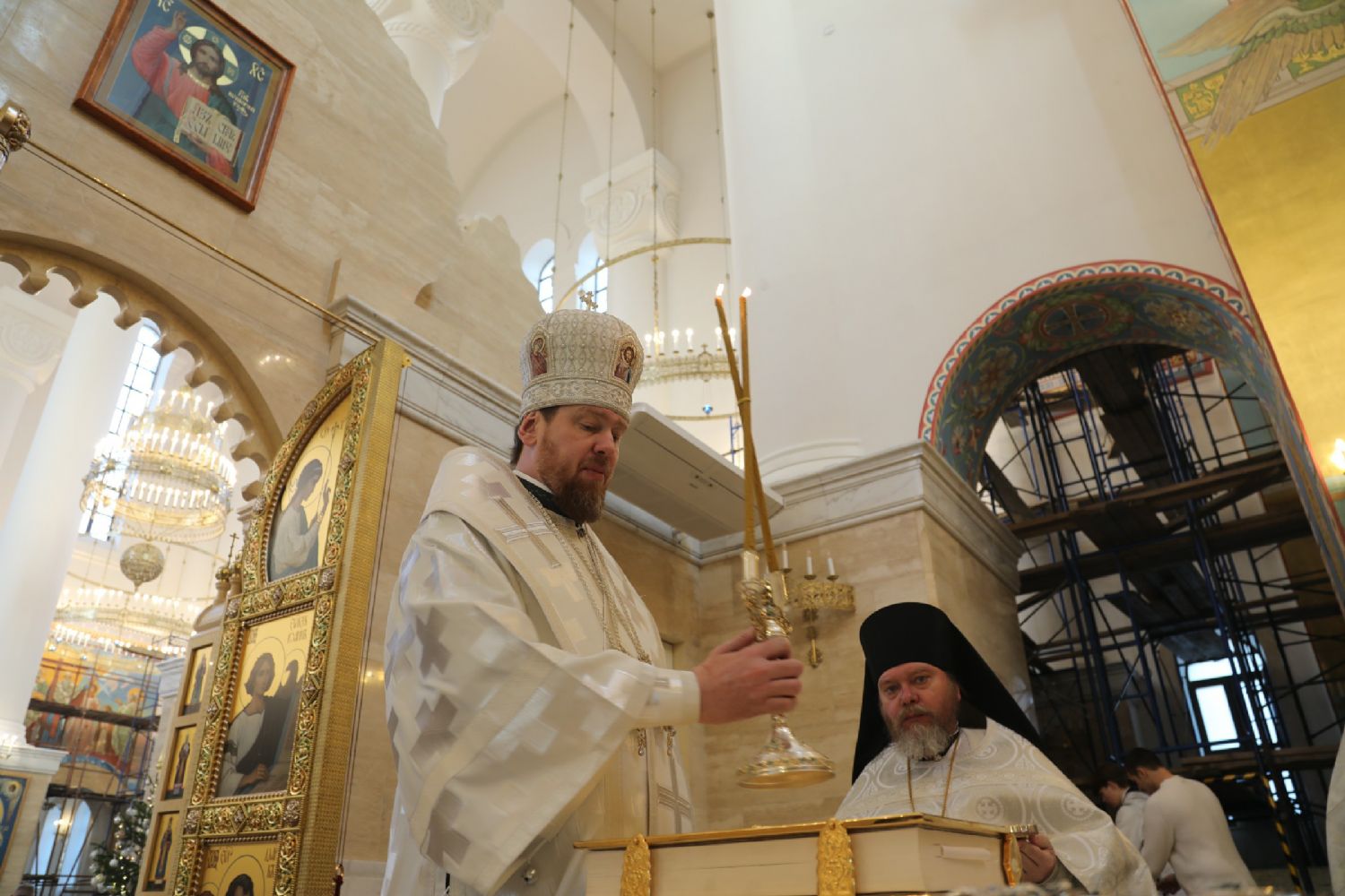 В навечерие Святого Богоявления митрополит Владимир совершил Божественную литургию и чин великого освящения воды