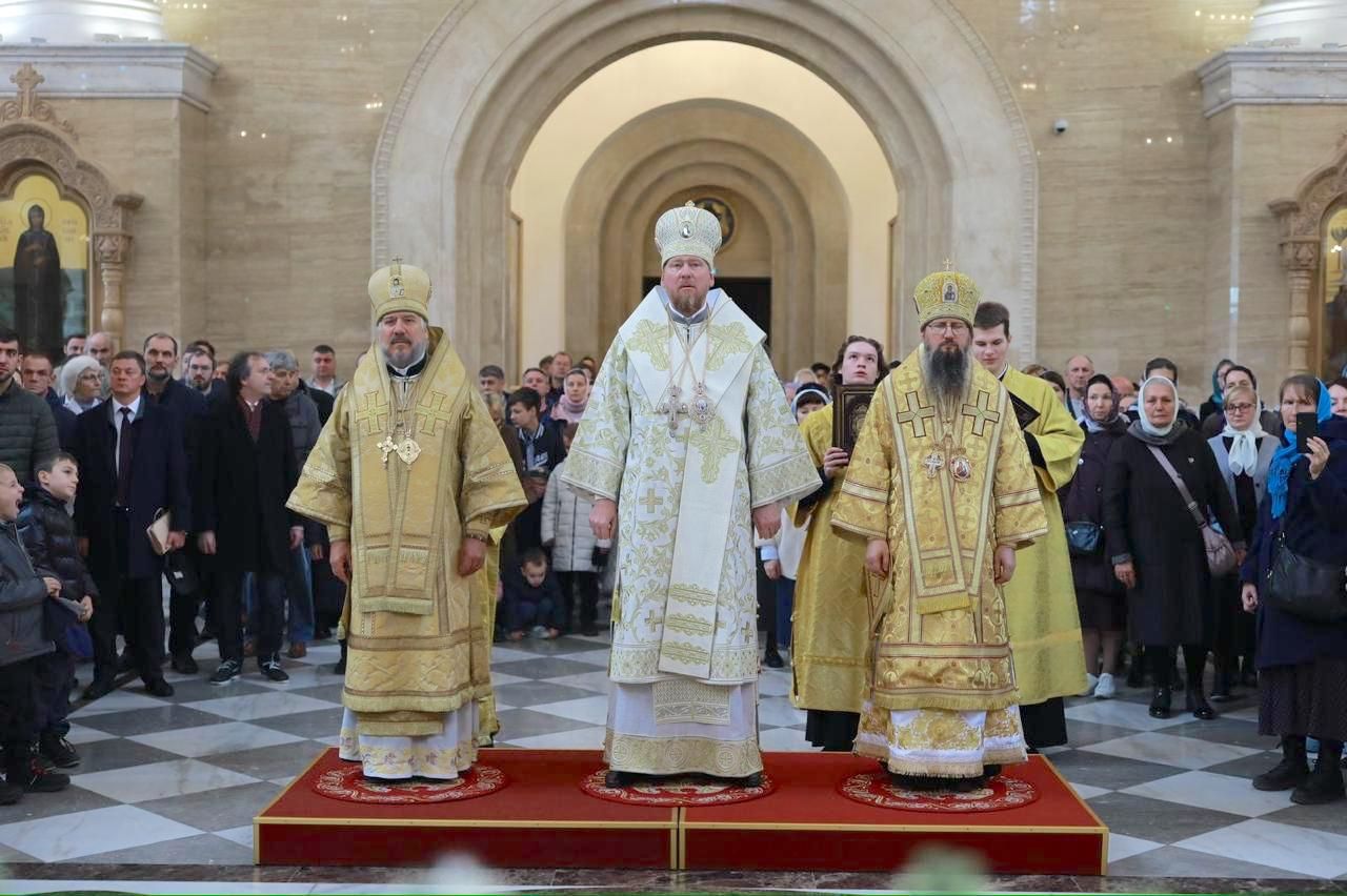 Митрополит Донецкий Владимир и епископ Владивостокский Павел совершили Божественную литургию в главном храме Приморья