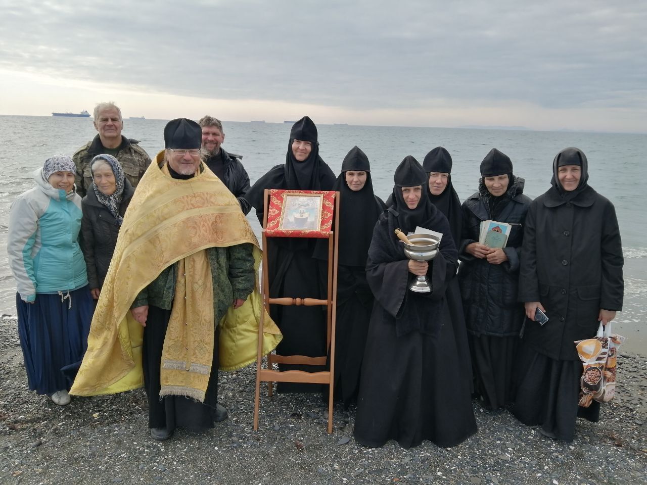 Насельницы Рождество-Богородицого женского монастыря молились за молебном на берегу Японского моря