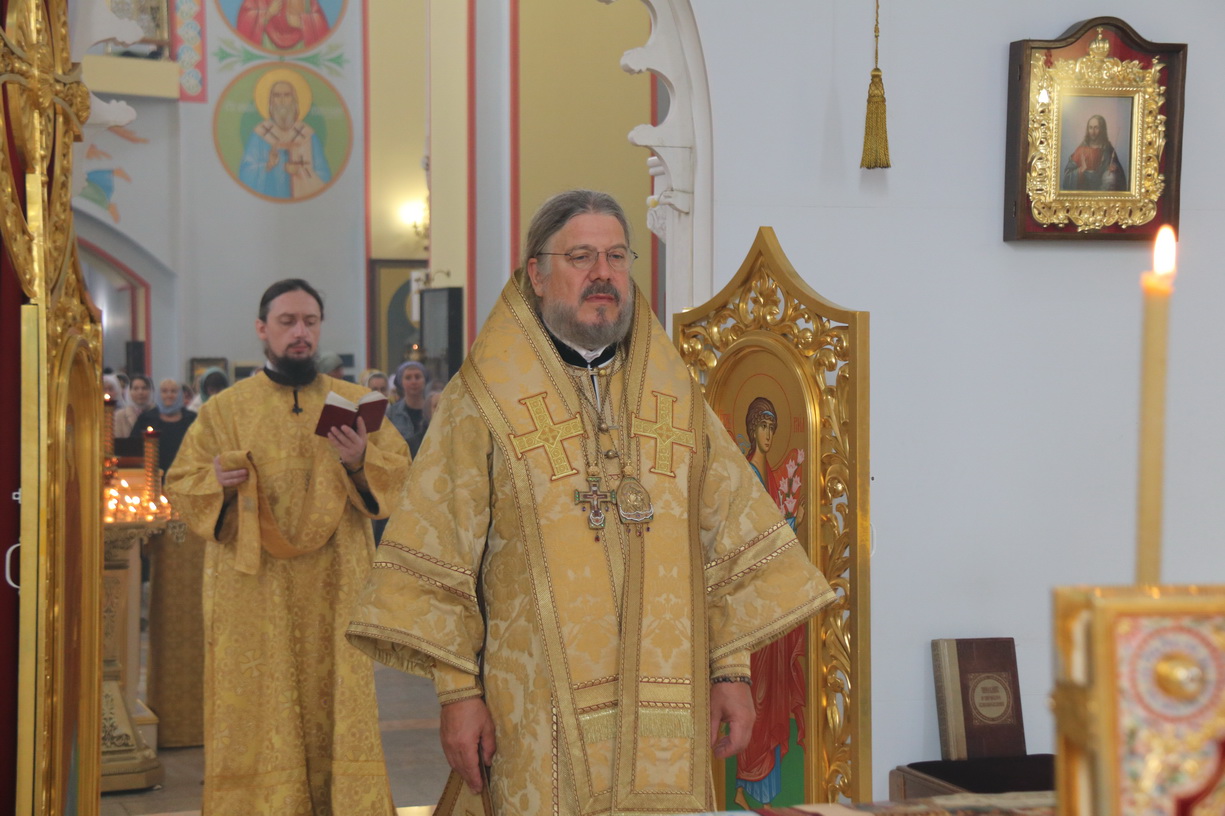 В неделю 15-ю по Пятидесятнице епископ Находкинский и Преображенский Николай совершил Божественную литургию в Казанском Кафедральном соборе г. Находки.