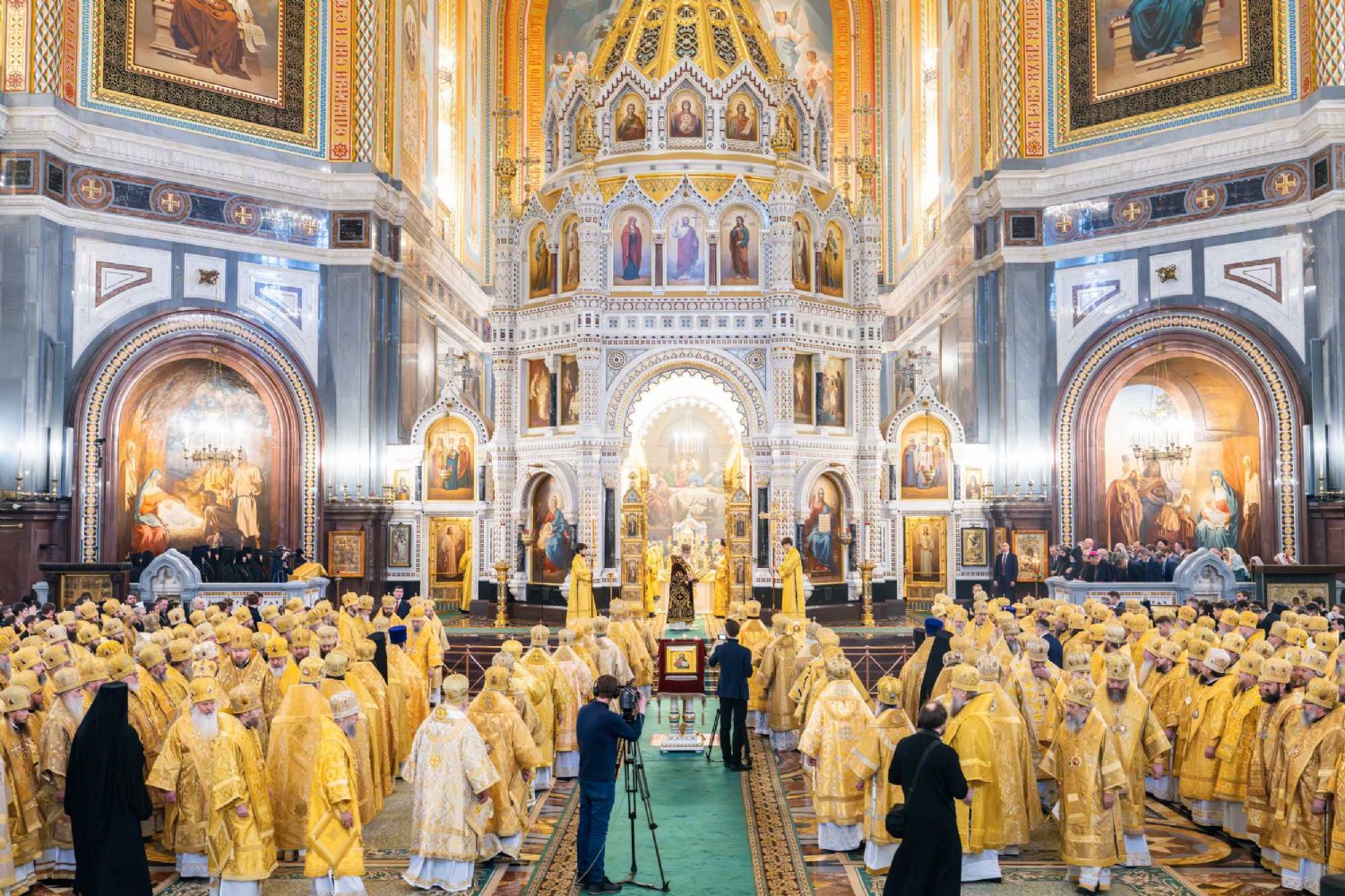 Архиереи Приморской митрополии сослужили Святейшему Патриарху Кириллу в пятнадцатую годовщину интронизации.