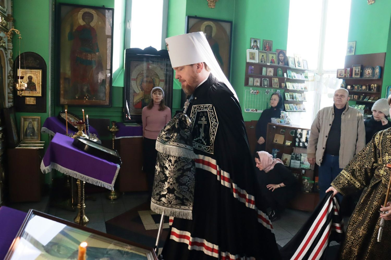Митрополит Владимир совершил повечерие с чтением покаянного канона в храме святого апостола Андрея Первозванного