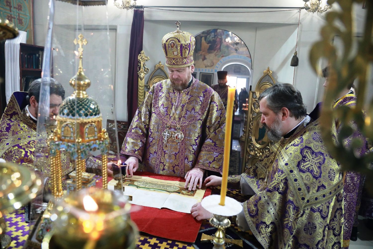 Глава Приморской митрополии совершил Божественную литургию в Покровском храме города Уссурийска