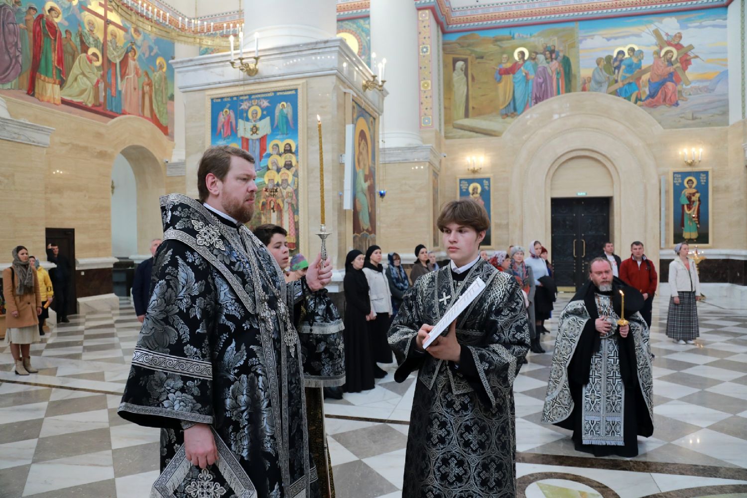Митрополит Владивостокский и Приморский Владимир совершил чин пассии в Спасо-Преображенском соборе