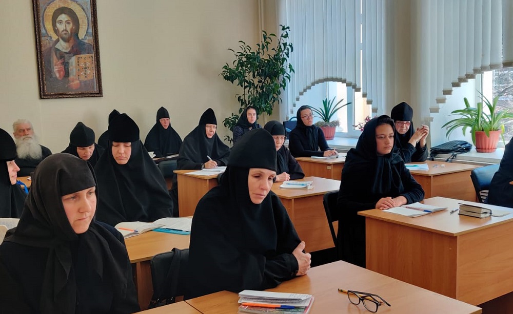 Слушатели курсов для монашествующих приступили к изучению новой дисциплины