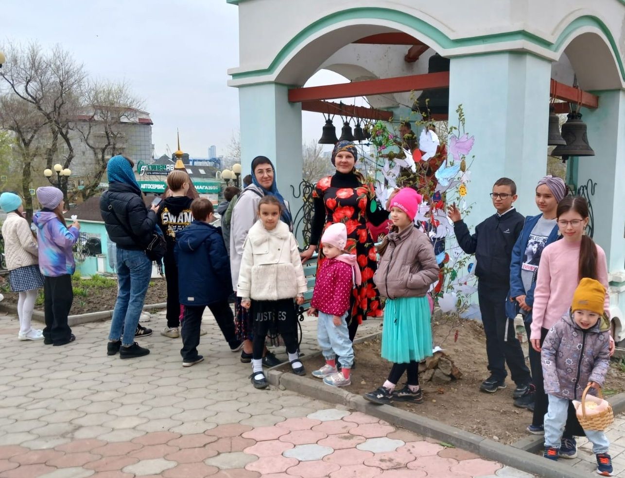 Пасхальное деревце украсили воспитанники воскресной школы в Казанском храме города Владивостока