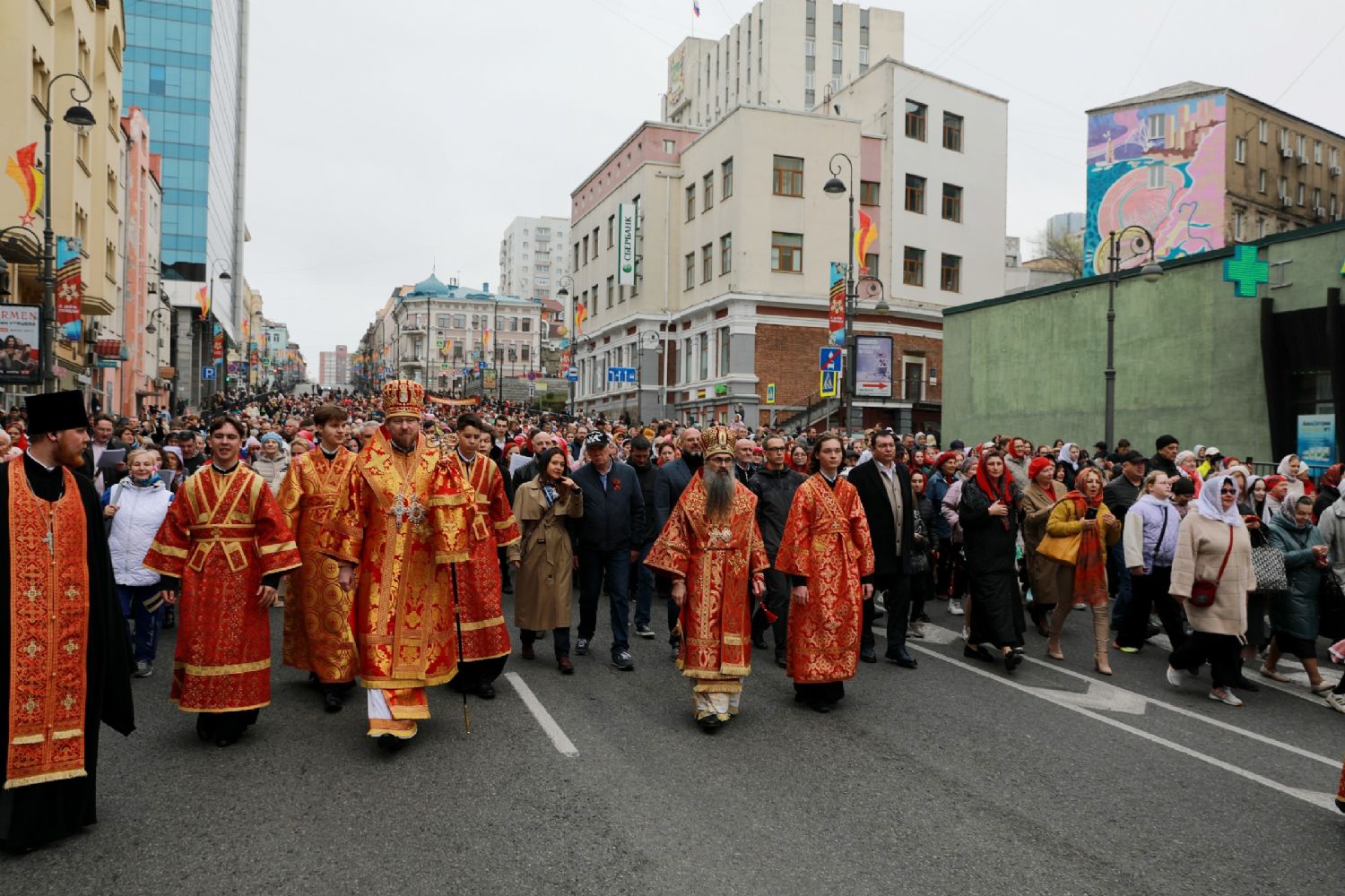 Пасхальный крестный ход по центру Владивостока объединил около 3 000 верующих
