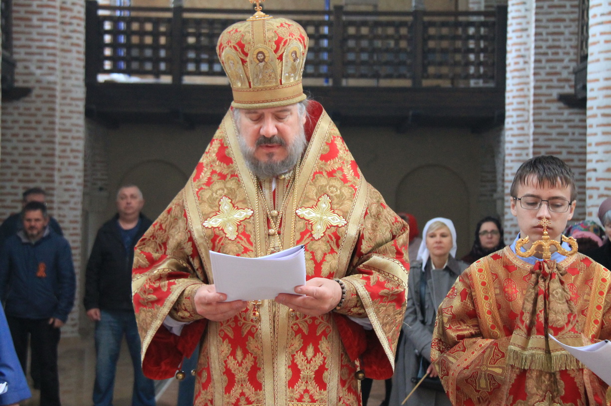 Во вторник Фоминой недели (Радоницу), епископ Находкинский и Преображенский Николай совершил Божественную литургию в храме прп. Максима Исповедника г. Находки.