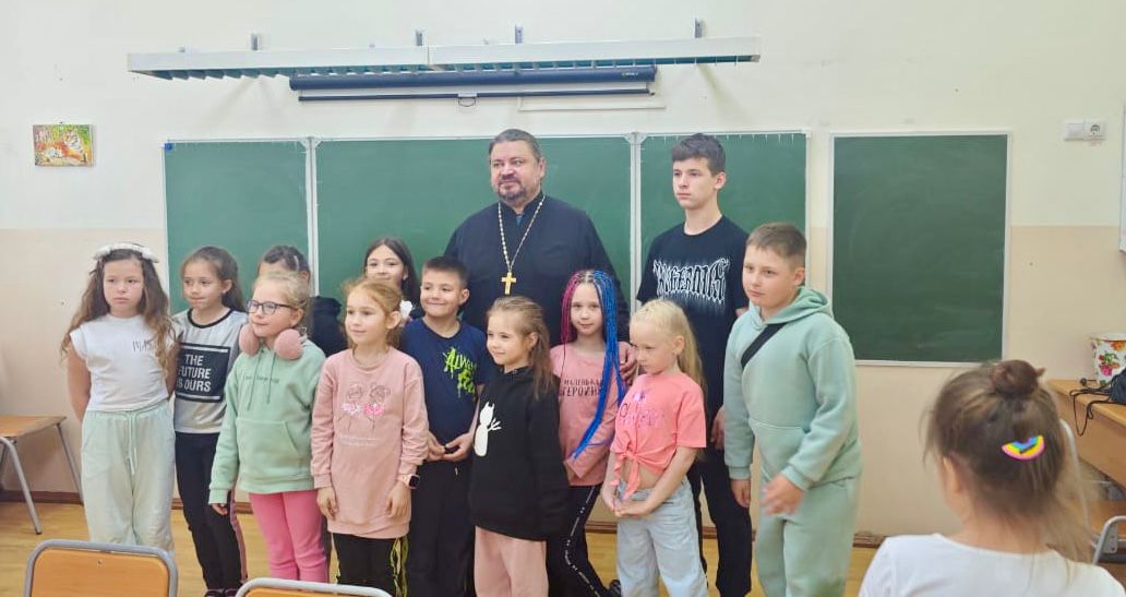 Иерей Виталий Шаркеев побеседовал с младшими школьниками на тему семьи и семейных ценностей.