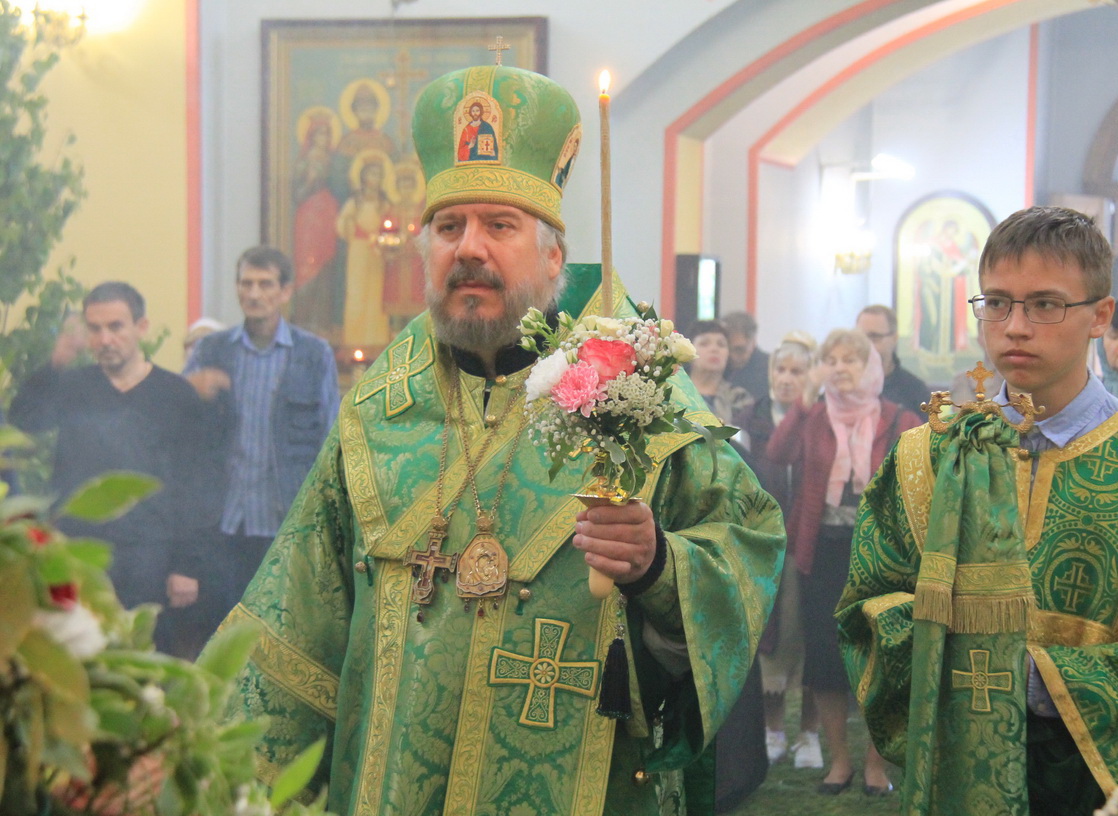 В канун праздника Святой Троицы епископ Николай возглавил всенощное бдение в Кафедральном соборе г. Находки.