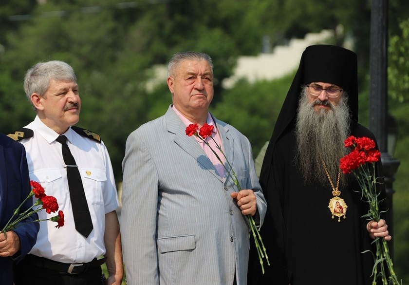 Епископ Иннокентий в честь дня города принял участие в возложении цветов к мемориалу памяти Муравьвева-Амурского