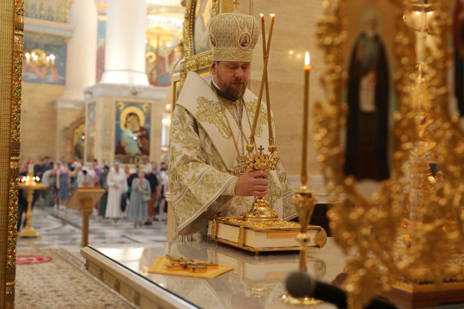 Митрополит Владимир совершил Божественную литургию в главном храме Приморья