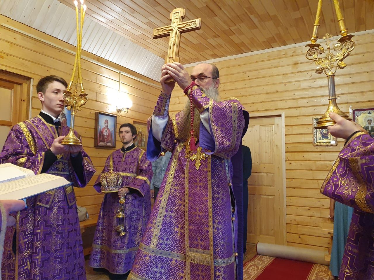 В канун праздника Крестовоздвижения епископ Иннокентий совершил всенощное бдение в храме п. Зарубино