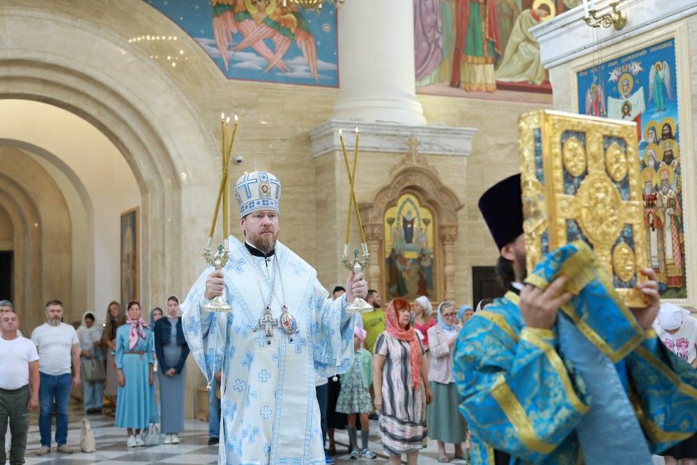 Глава Приморской митрополии совершил Божественную литургию в Спасо-Преображенском соборе