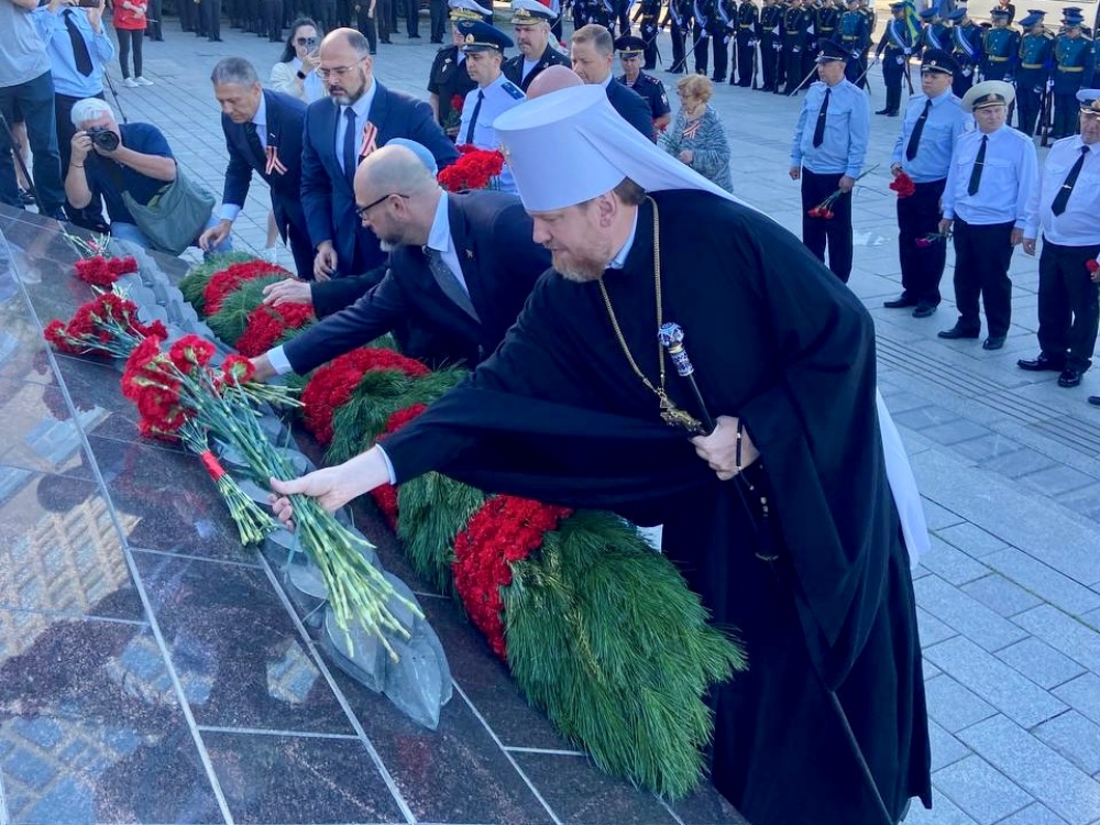 Митрополит Владимир принял участие в торжественной церемонии, посвященной 79-й годовщине окончания Второй мировой войны