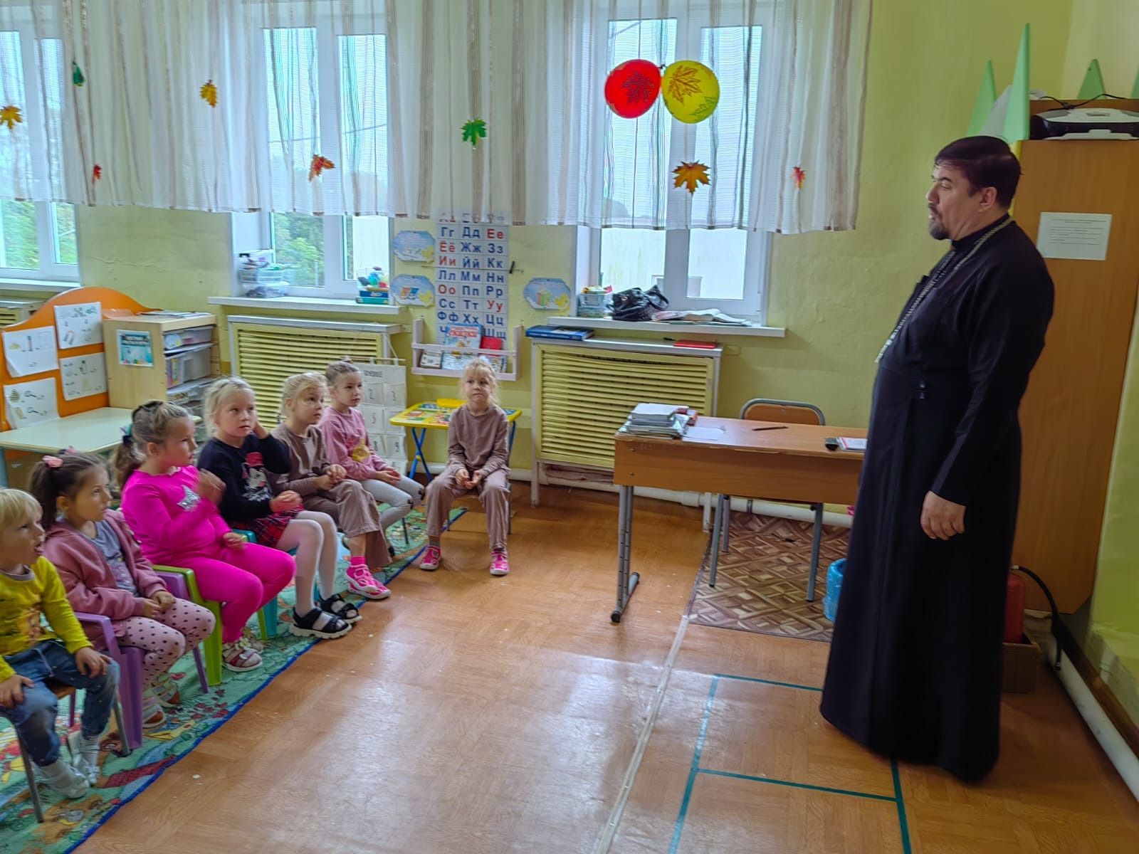 Священник побеседовал с детьми о Боге.