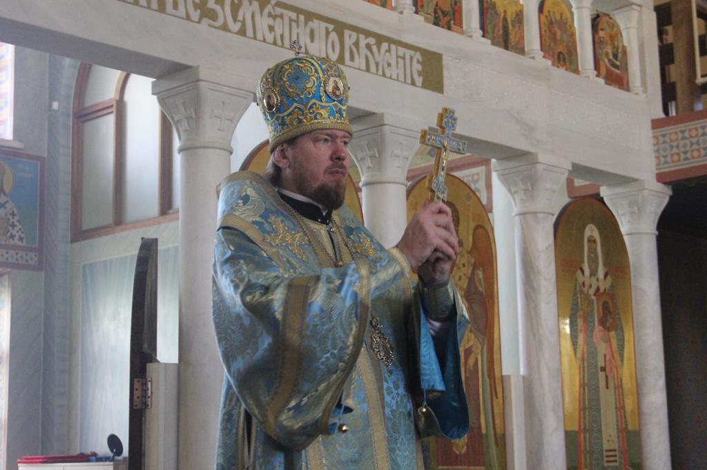 В день престольного праздника митрополит Владимир совершил литургию в храме Казанской иконы Божией Матери