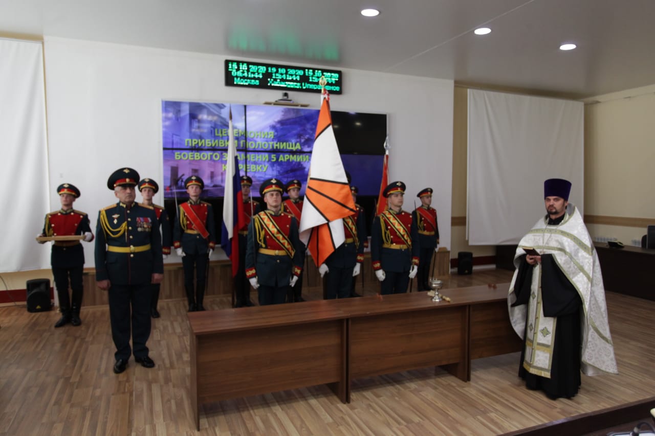 Клирик епархии освятил знамя крупнейшего военного соединения Приморья