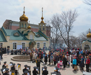 На прихрамовой площади