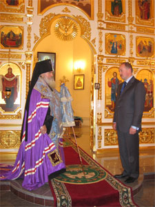 Фото. Полпред президента в ДВФО Олег Сафонов в Покровском соборе.