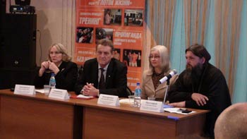 В.В. Бондаренко и протоиерей Александр Талько принимают участие в антиалкогольном марафоне
