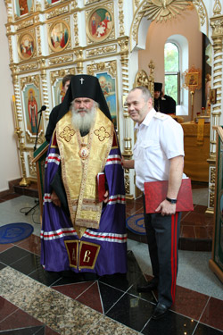 Архиепископ Вениамин награждает офицеров УВД