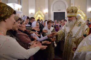 Фото. Владивосток. Владыка Вениамин раздает на ранней праздничной литургии в Покровском кафедральном соборе освященные пасхальные яйца