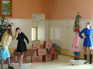 Фото. Тихий. Воспитанники епархиальной воскресной школы выступают перед пациентами и персоналом интерната, расположенного в пос. Тихий