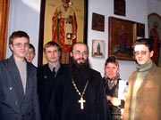о. Иннокентий со студентами духовного училища и отделения теологии ДВГУ