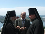 Освящение памятника архиепископом Вениамином