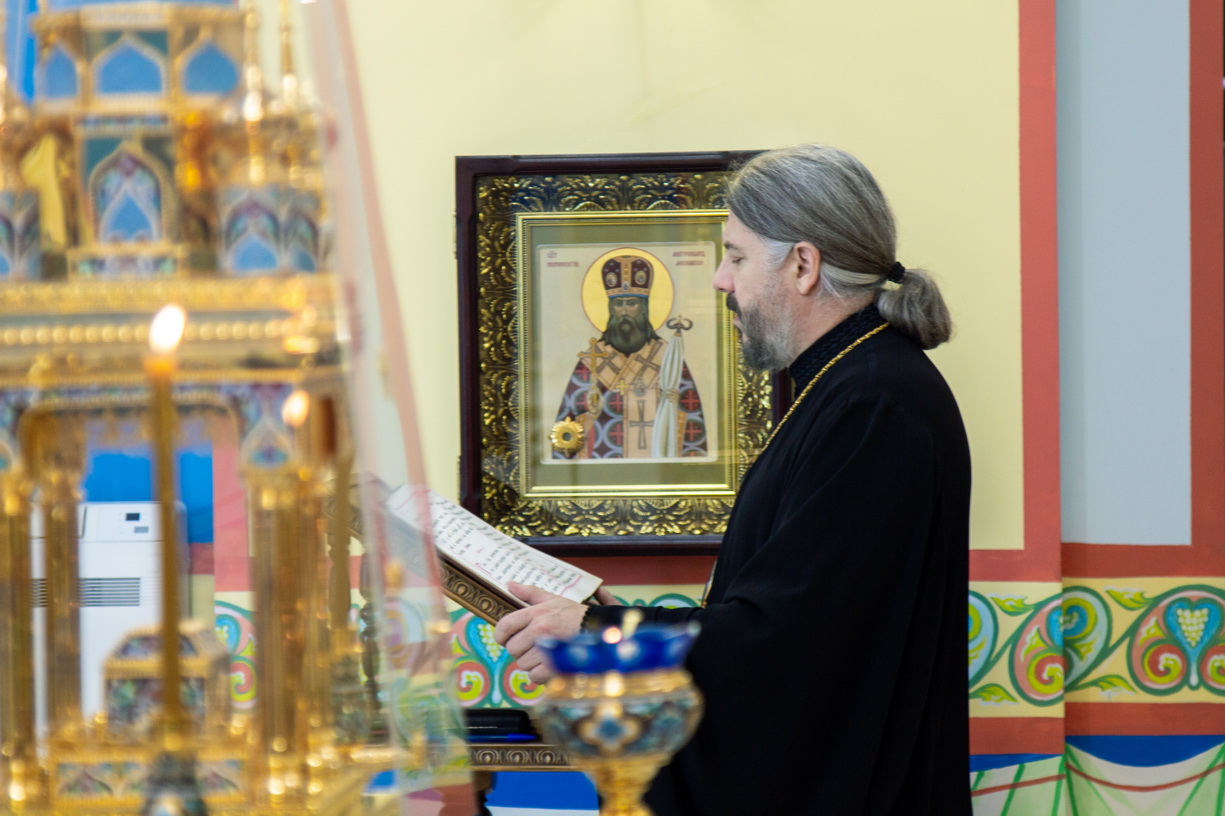 Епископ Находкинский и Преображенский Николай возглавил всенощное бдение в Казанском соборе.