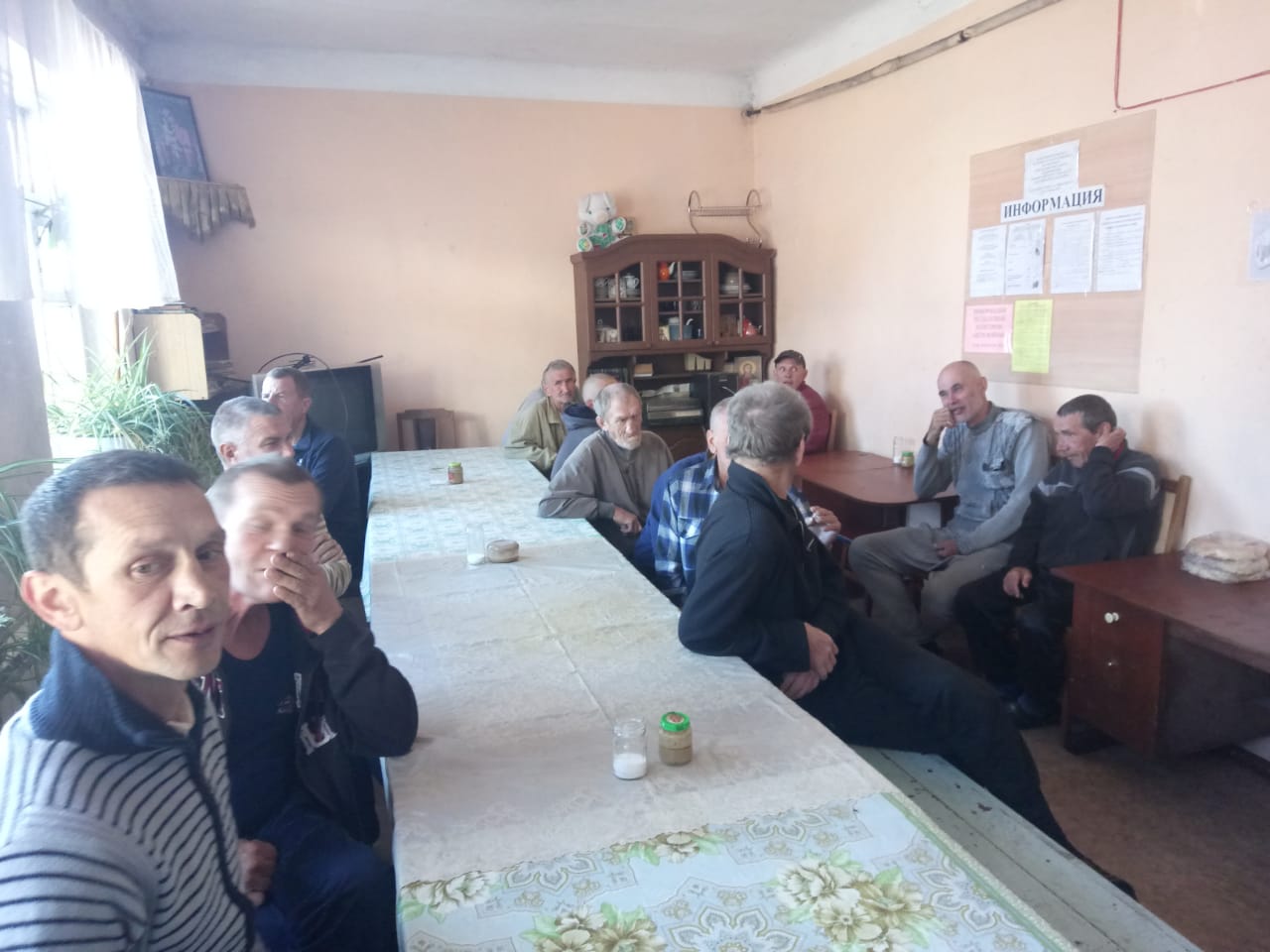 В приюте для бездомных священник проводит беседы.