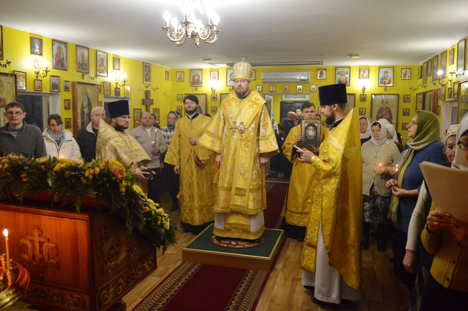 Глава Приморской митрополии совершил Божественную литургию в день престольного праздника храма святителя Спиридона Тримифунтского