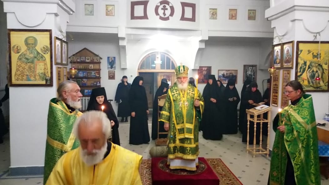 Митрополит Вениамин (на покое) совершил Всенощное бдение в Богородице-Рождественском женском монастыре